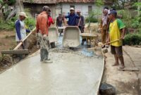 Kepala Pekon Tekad Tuti Aripin Bersama Masyarakat saat Monitoring Pelaksanaan Rabat Beton di Dusun Talang Tebat. Foto : Asrul Ariski 