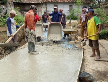 Kepala Pekon Tekad Tuti Aripin Bersama Masyarakat saat Monitoring Pelaksanaan Rabat Beton di Dusun Talang Tebat. Foto : Asrul Ariski 