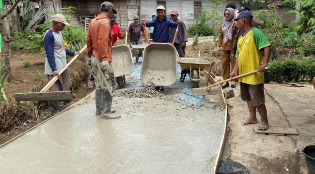 Kepala Pekon Tekad Tuti Aripin Bersama Masyarakat saat Monitoring Pelaksanaan Rabat Beton di Dusun Talang Tebat. Foto : Asrul Ariski 