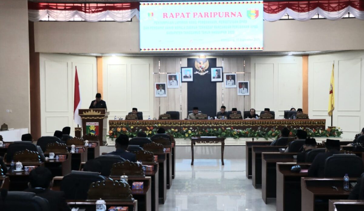Bupati Tanggamus H. Moh. Saleh Asnawi saat mengucapkan apresiasi atas kehadiran seluruh anggota DPRD yang menghadiri rapat Paripurna APBD-Perubahan Tahun 2025 | Herdi/Media Prioritastv.com.