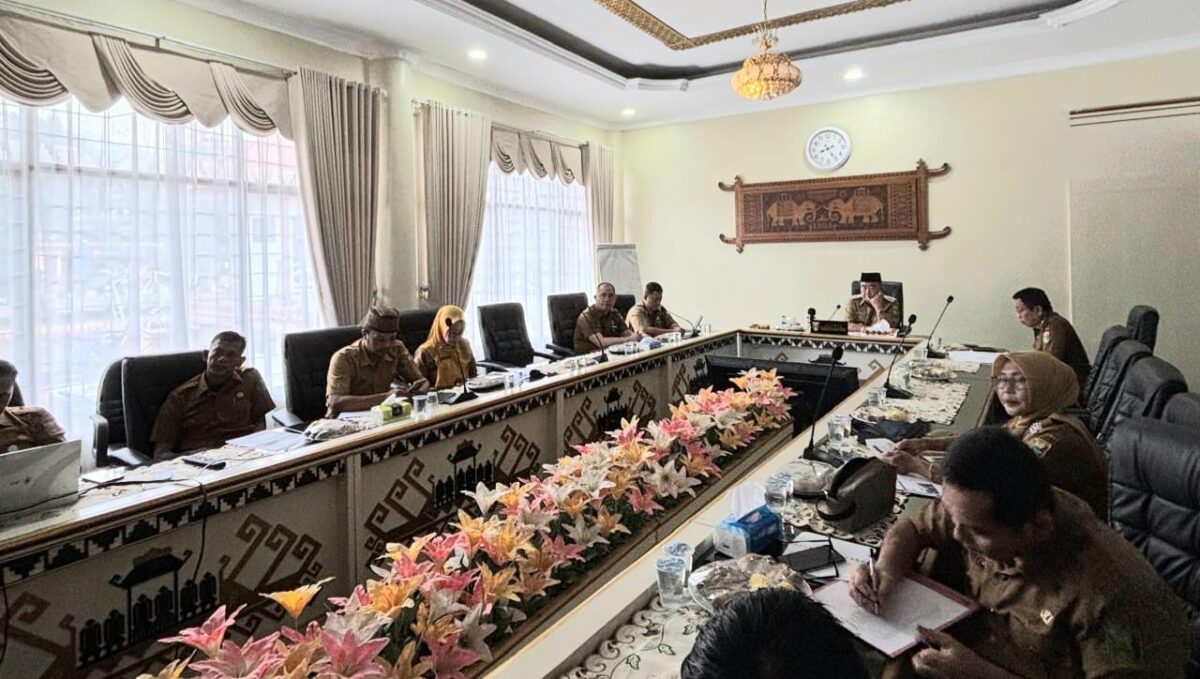 Bupati Tanggamus, H. Moh. Saleh Asnawi saat mengikuti rapat daring bersama Mendagri di ruang rapat Pemkab setempat, Selasa 16 September 2025 | Herdi/Media Prioritastv.com.