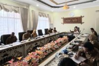 Bupati Tanggamus, H. Moh. Saleh Asnawi saat mengikuti rapat daring bersama Mendagri di ruang rapat Pemkab setempat, Selasa 16 September 2025 | Herdi/Media Prioritastv.com.