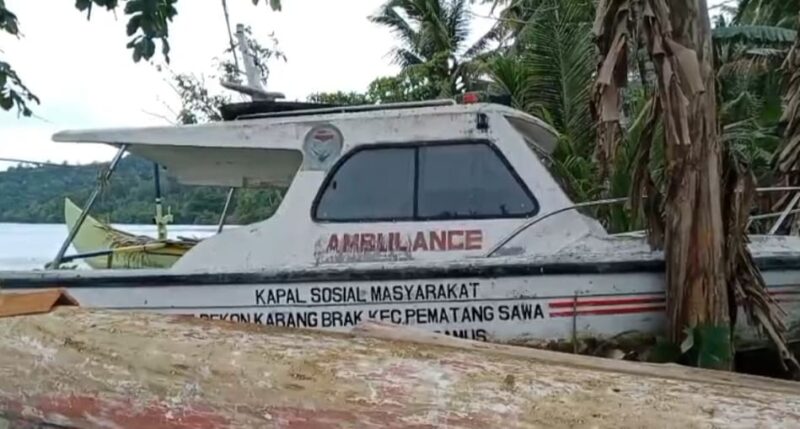 Kapal Ambulance Pekon Karang Brak, Pematang Sawa, Tanggamus usai tak memiliki mesin dievakuasi ke daratan, Selasa 16 September 2025 | Sungatno/Media Prioritastv.com.