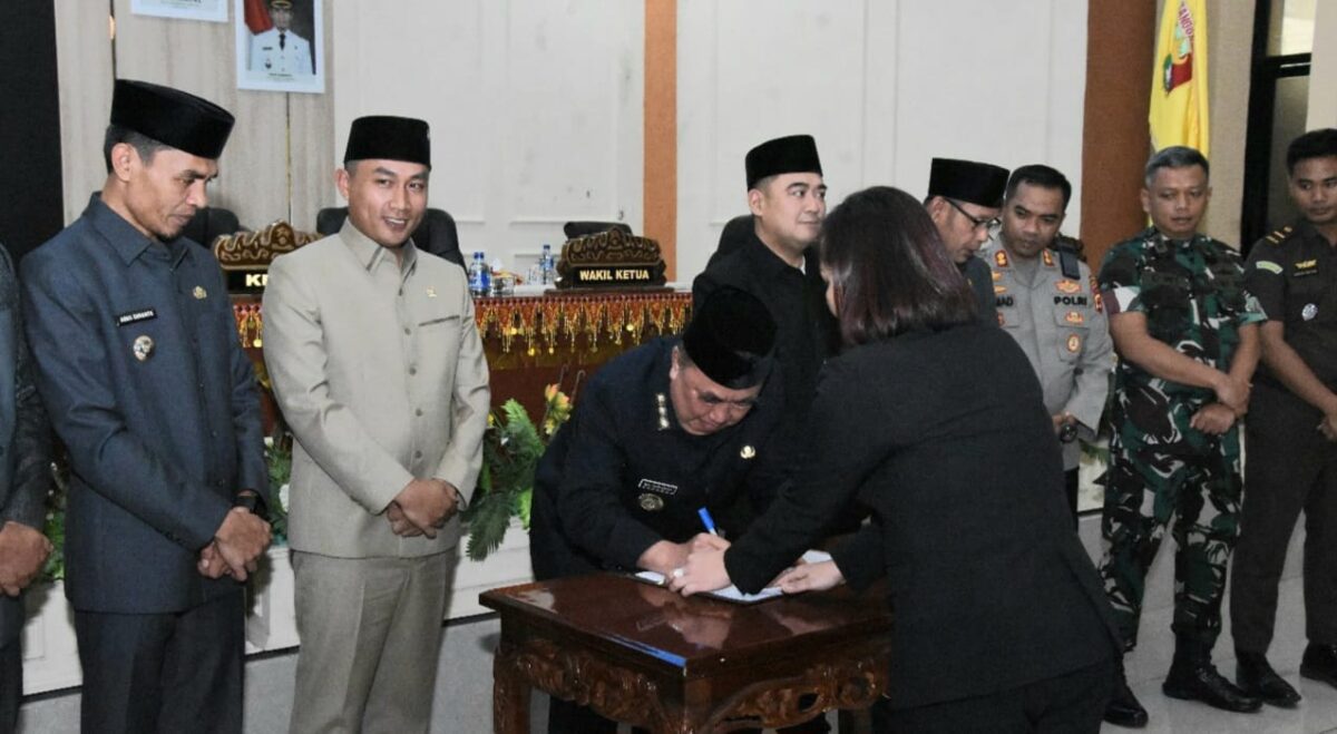 Bupati Tanggamus, H. Moh. Saleh Asnawi saat menandatangani dokumen pengesahan APBP Perubahan 2025 usai rapat paripurna, Senin 15 September 2025 | Herdi/Media Prioritastv.com.