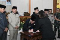 Bupati Tanggamus, H. Moh. Saleh Asnawi saat menandatangani dokumen pengesahan APBP Perubahan 2025 usai rapat paripurna, Senin 15 September 2025 | Herdi/Media Prioritastv.com.