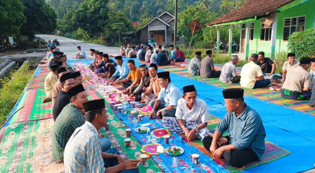 Masyarakat Kelumbayan saat persiapan doa bersama memanjatkan rasa syukur atas tergelarnya jalan rigid beton Pekon Paku - Napal, Kelumbayan, Tanggamus, Selasa 16 September 2025 | Ist.