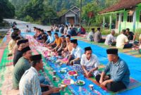 Masyarakat Kelumbayan saat persiapan doa bersama memanjatkan rasa syukur atas tergelarnya jalan rigid beton Pekon Paku - Napal, Kelumbayan, Tanggamus, Selasa 16 September 2025 | Ist.