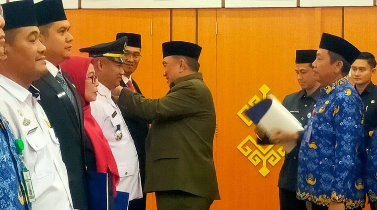 Bupati Tanggamus H. Moh. Saleh Asnawi saat menyematkan tanda jabatan kepada salah satu pejabat yang dilantik, Rabu 17 September 2025 | Herdi/Media Prioritastv.com.