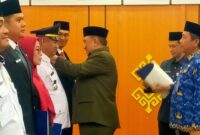 Bupati Tanggamus H. Moh. Saleh Asnawi saat menyematkan tanda jabatan kepada salah satu pejabat yang dilantik, Rabu 17 September 2025 | Herdi/Media Prioritastv.com.