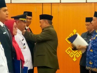Bupati Tanggamus H. Moh. Saleh Asnawi saat menyematkan tanda jabatan kepada salah satu pejabat yang dilantik, Rabu 17 September 2025 | Herdi/Media Prioritastv.com.