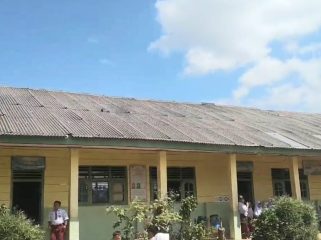 Kondisi atap SDN 1 Rejosari, Ulu Belu Tanggamus yang masih menggunakan asbes, Selasa 16 September 2025 | Dok. Eko Purwanto.