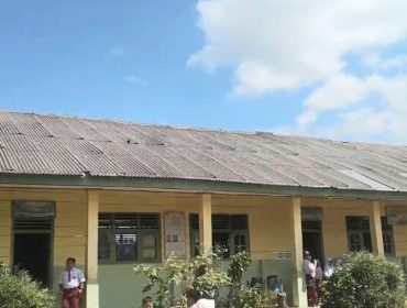 Kondisi atap SDN 1 Rejosari, Ulu Belu Tanggamus yang masih menggunakan asbes, Selasa 16 September 2025 | Dok. Eko Purwanto.