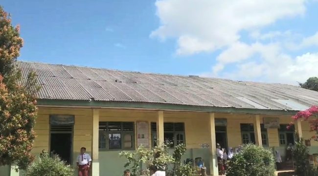Kondisi atap SDN 1 Rejosari, Ulu Belu Tanggamus yang masih menggunakan asbes, Selasa 16 September 2025 | Dok. Eko Purwanto.