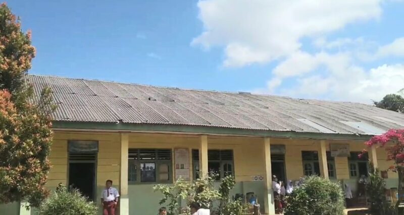 Kondisi atap SDN 1 Rejosari, Ulu Belu Tanggamus yang masih menggunakan asbes, Selasa 16 September 2025 | Dok. Eko Purwanto.