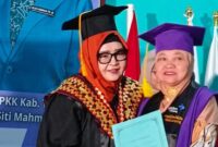 Ketua TP PKK Kabupaten Tanggamus Hj. Siti Mahmudah Saleh Asnawi saat memberikan selamat kepada salah satu lansia yang diwisuda, Rabu 17 September 2025 | Herdi/Media Prioritastv.com.