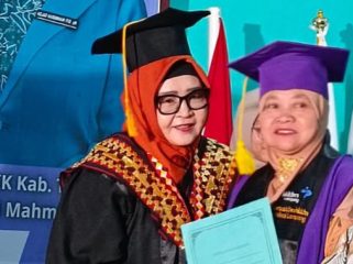 Ketua TP PKK Kabupaten Tanggamus Hj. Siti Mahmudah Saleh Asnawi saat memberikan selamat kepada salah satu lansia yang diwisuda, Rabu 17 September 2025 | Herdi/Media Prioritastv.com.