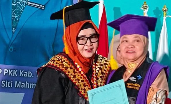 Ketua TP PKK Kabupaten Tanggamus Hj. Siti Mahmudah Saleh Asnawi saat memberikan selamat kepada salah satu lansia yang diwisuda, Rabu 17 September 2025 | Herdi/Media Prioritastv.com.