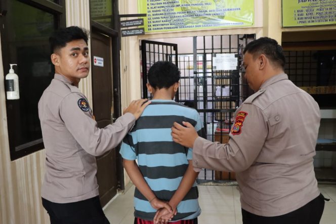 
					Tersangka saat digiring ke sel tahanan Polres Tanggamus, Kamis 18 September 2025 | Dok. Humas Polres Tanggamus.