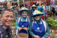 Ketua TP PKK Provinsi Lampung, Hj. Purnama Wulan Sari Mirza dan Ketua TP PKK Kabupaten Tanggamus saat berada di Pekon Kacapura, Semaka, Kamis 18 September 2025 | Ist.
