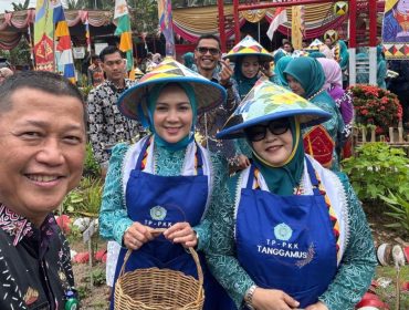 Ketua TP PKK Provinsi Lampung, Hj. Purnama Wulan Sari Mirza dan Ketua TP PKK Kabupaten Tanggamus saat berada di Pekon Kacapura, Semaka, Kamis 18 September 2025 | Ist.