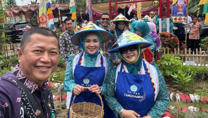 
					Ketua TP PKK Provinsi Lampung, Hj. Purnama Wulan Sari Mirza dan Ketua TP PKK Kabupaten Tanggamus saat berada di Pekon Kacapura, Semaka, Kamis 18 September 2025 | Ist.
