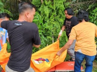 Polisi saat melakukan evakuasi jenazah korban, Rabu 17 September 2025 | Dok. Humas Polres Lampung Tengah.