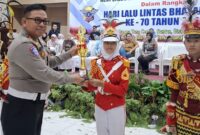 Polisi Cilik (Pocil) binaan Polres Tanggamus saat menerima piala dari Polda Lampung, Rabu 17 September 2025 | Dok. Humas Polres Tanggamus.