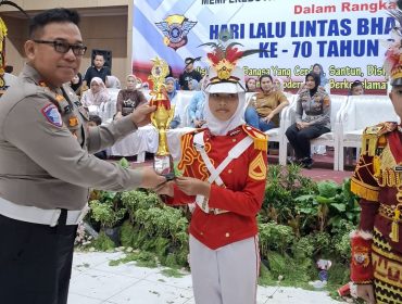 Polisi Cilik (Pocil) binaan Polres Tanggamus saat menerima piala dari Polda Lampung, Rabu 17 September 2025 | Dok. Humas Polres Tanggamus.
