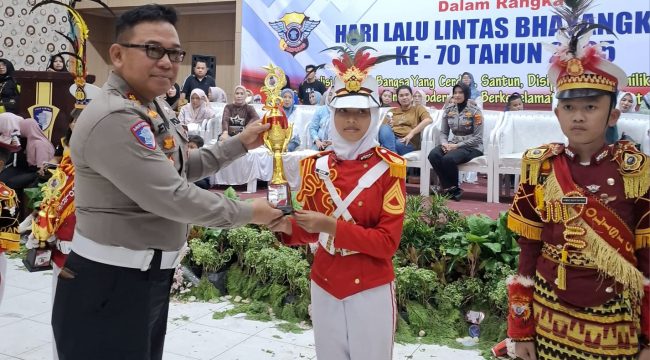 Polisi Cilik (Pocil) binaan Polres Tanggamus saat menerima piala dari Polda Lampung, Rabu 17 September 2025 | Dok. Humas Polres Tanggamus.