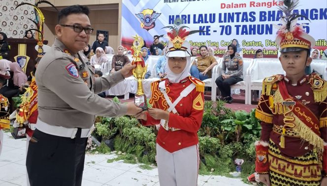 
					Polisi Cilik (Pocil) binaan Polres Tanggamus saat menerima piala dari Polda Lampung, Rabu 17 September 2025 | Dok. Humas Polres Tanggamus.