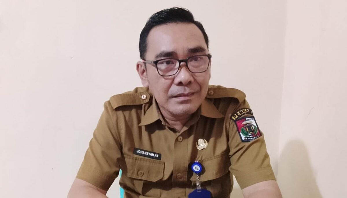 Johansyah (PPTK), Kepala Bidang Cipta Karya Dinas Perkim Lampung Utara saat memberikan keterangan di ruang kerjanya | Foto : Dok.