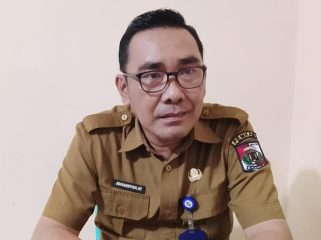 Johansyah (PPTK), Kepala Bidang Cipta Karya Dinas Perkim Lampung Utara saat memberikan keterangan di ruang kerjanya | Foto : Dok.