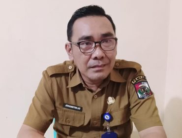 Johansyah (PPTK), Kepala Bidang Cipta Karya Dinas Perkim Lampung Utara saat memberikan keterangan di ruang kerjanya | Foto : Dok.