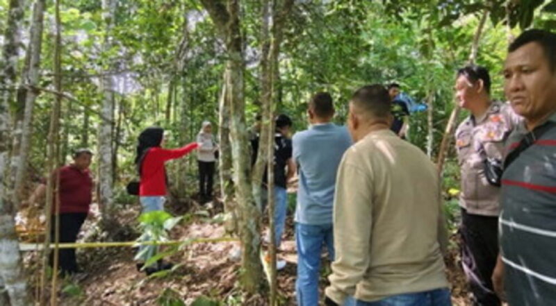 Polisi saat melakukan olah TKP kasus pembunuhan kakak beradik di Pesisir Barat, pada Rabu 14 Mei 2025 | Ist.