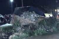 Kondisi mobil batu yang terperosok usai tak kuat menanjak dan menabrak pasangan suami istri di Jalan Podosari, Pringsewu, Minggu 21 September 2025 | Davit/Media Prioritastv.com.