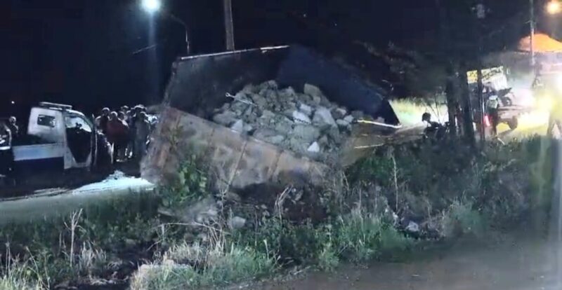 Kondisi mobil batu yang terperosok usai tak kuat menanjak dan menabrak pasangan suami istri di Jalan Podosari, Pringsewu, Minggu 21 September 2025 | Davit/Media Prioritastv.com.