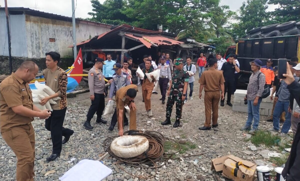 Tim ekspedisi perbaikan jembatan viral di Pekon Tampang Muda, Pematang Sawa, Tanggamus, Senin 22 September 2025 | Dok. Humas Polres Tanggamus.