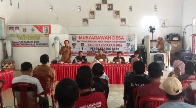 
					Sekdes Pekon Karang Brak, Pematang Sawa, Tanggamus, Dadang saat membukan Musdes penyusunan RKP 2026 di Balai Pekon setempat, Senin 22 September 2025 | Sungatno/Media Prioritastv.com.