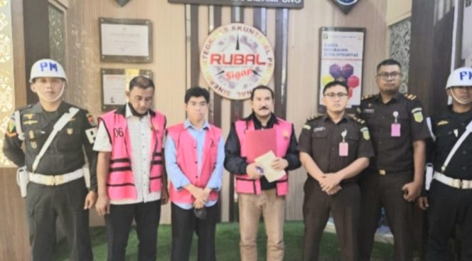 
					Ketiga tersangka saat sampai di Rutan Way Huwi Lampung Selatan, Senin 23 September 2025, malam | Dok. Kejati Lampung.