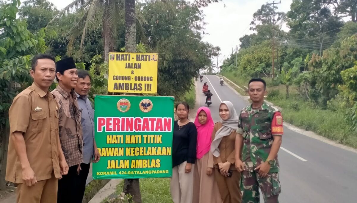 Foto bersama Babinsa bersama aparat pekon dan warga usai pemasangan banner imbauan, Selasa 23 September 2025 | Dok. Eko Purwanto.