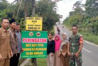 Foto bersama Babinsa bersama aparat pekon dan warga usai pemasangan banner imbauan, Selasa 23 September 2025 | Dok. Eko Purwanto.