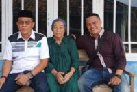 Tazariyah binti Amin, ibunda dari Ketua Dewan Pimpinan Kecamatan (DPK) Apdesi Cukuh Balak, Mulkan Zein (Tengah) semasa hidupnya | Ist.