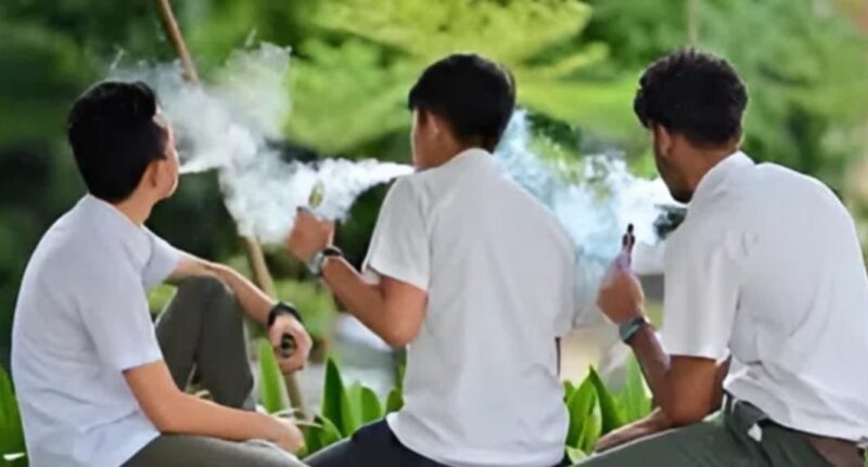 Ilustrasi Pelajar Lampung Utara Merokok di Jalan |