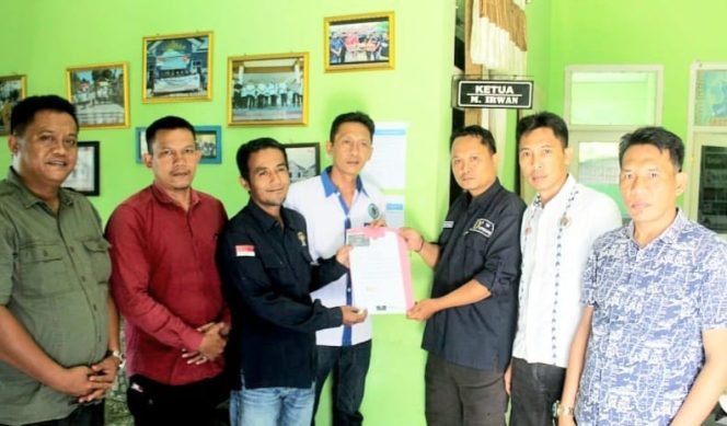 Hanibal Batman saat menyerahkan berkas pencalonan kepada Ketua Panitia Konferkab PWI Tanggamus, Kamis 25 September 2025 | Dok. PWI Tanggamus.