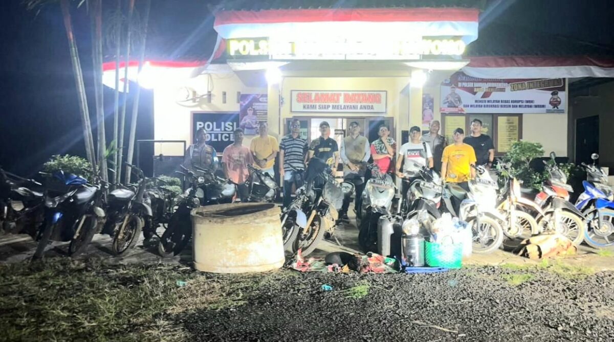 Seluruh barang bukti yang berhasil disita saat penggerebakan judi sabunh ayam di Desa Bandar Agung, Sribhawono, Lamtim | Dok : Polres Lampung Timur.