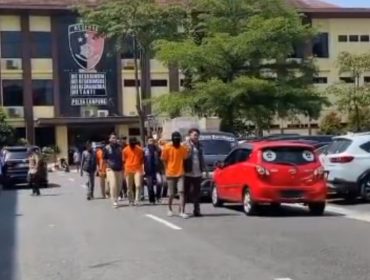 Keempat Tersangka Love Scam asal Lapas Kotabumi, Lampung Utara dan Metro saat digiring menuju tempat konferensi pers Ditreskrimsus Polda Lampung, Kamis 25 September 2025 |