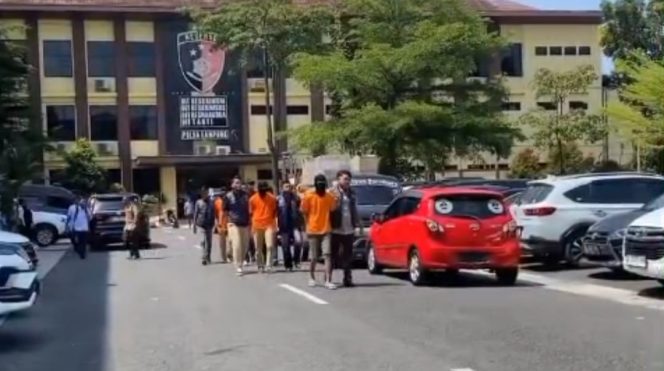 
					Keempat Tersangka Love Scam asal Lapas Kotabumi, Lampung Utara dan Metro saat digiring menuju tempat konferensi pers Ditreskrimsus Polda Lampung, Kamis 25 September 2025 |