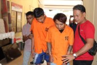 Kedua tersangka saat digiring menuju sel tahanan Polres Pringsewu, Jumat 26 September 2025 | Sameul/Media Prioritastv.com.
