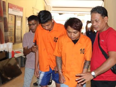 Kedua tersangka saat digiring menuju sel tahanan Polres Pringsewu, Jumat 26 September 2025 | Sameul/Media Prioritastv.com.