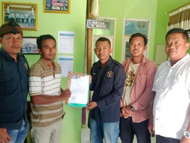 Rio Aldipo saat menyerahkan berkas pendaftaran Ketua PWI Tanggamus, Jumat 26 September 2025 | Ist.